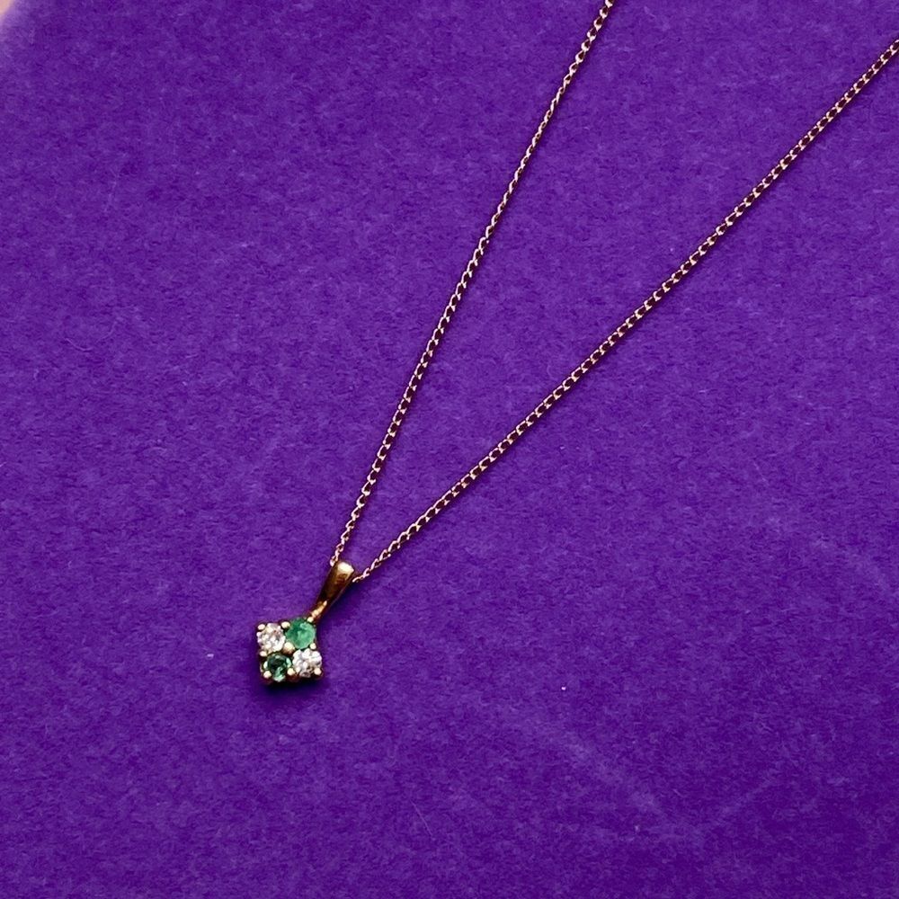 💛 10k Yellow Gold Flower Emerald & Diamond Necklace - Picture 2 of 8